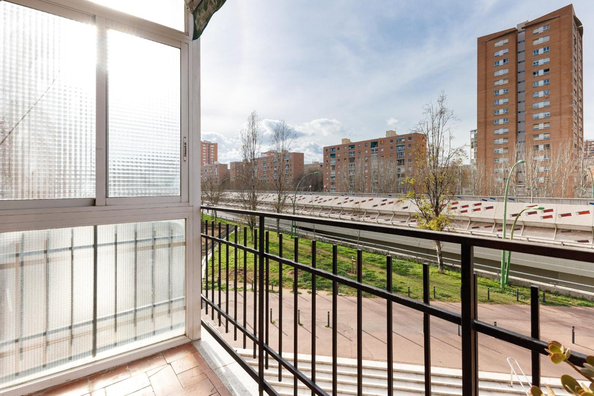 Besos - Bright Apartment Close To Congress & Port Сан-Адриан-де-Бесос Экстерьер фото