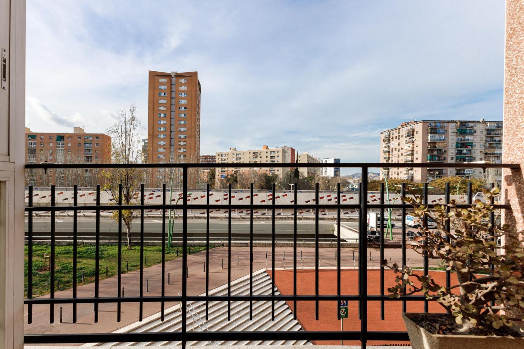 Besos - Bright Apartment Close To Congress & Port Сан-Адриан-де-Бесос Экстерьер фото