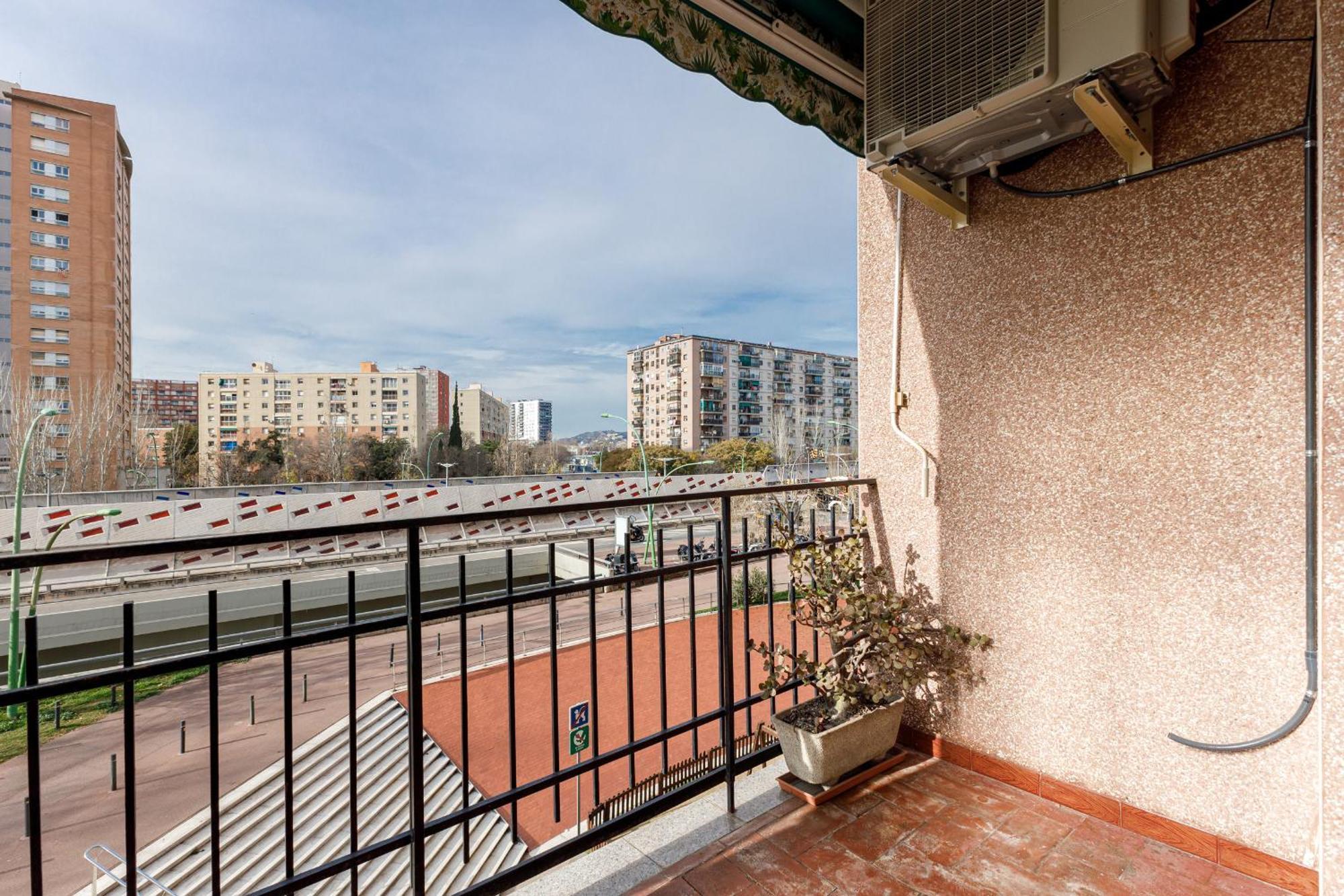 Besos - Bright Apartment Close To Congress & Port Сан-Адриан-де-Бесос Экстерьер фото